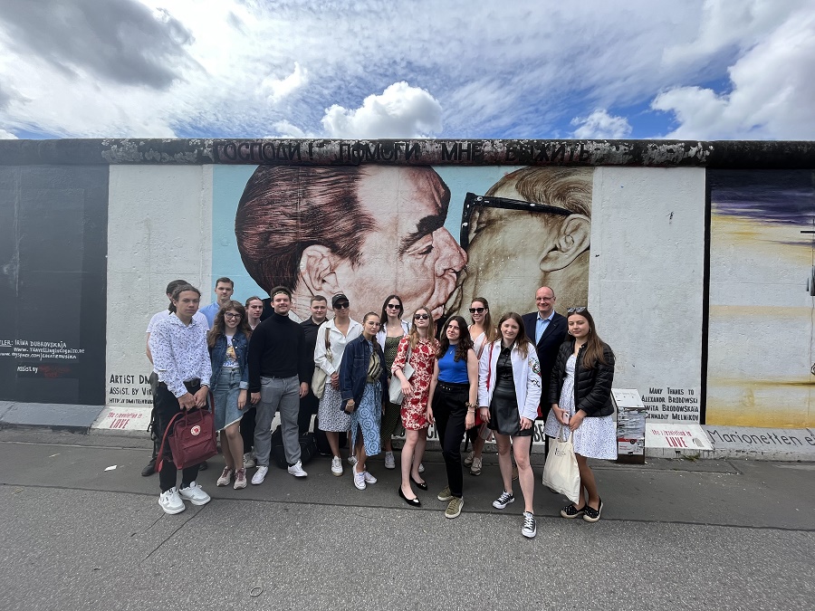grupa studentów przy murze berlińskim