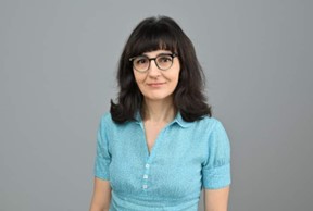 zdjęcie kobiety w okularach