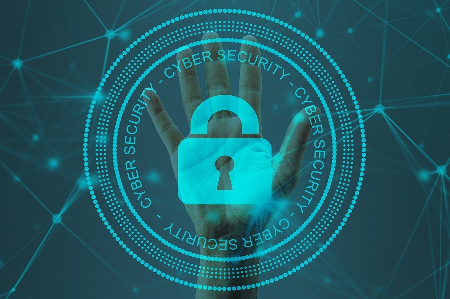 grafika przedstawiająca otwarta dłoń, przed nia kłódka z napisem Cyber Security