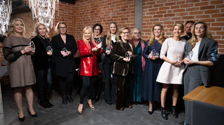 grupa kobiet laureatek wyróżnienia CRYSTAL LADY PRIZE 2023 stoi w pomieszczeniu z cegły; w ręku trzymają statuetki; fot. CAPITAL24.tv