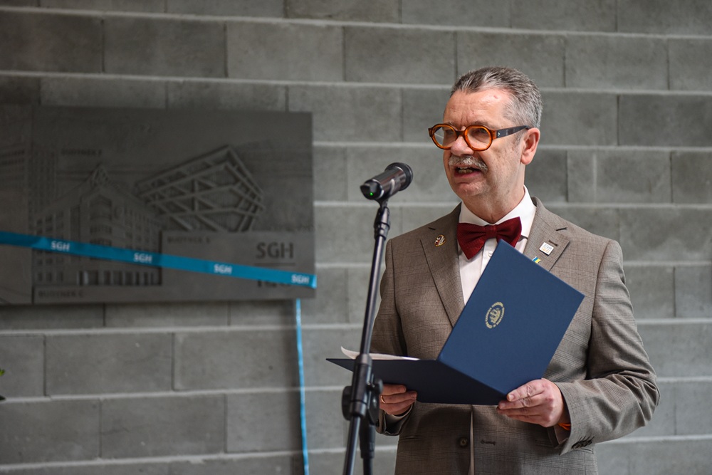 rektor SGH przy mikrofonie
