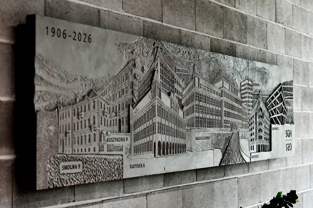 zdjęcie tablicy pamiątkowej na której umieszczone są budynki SGH