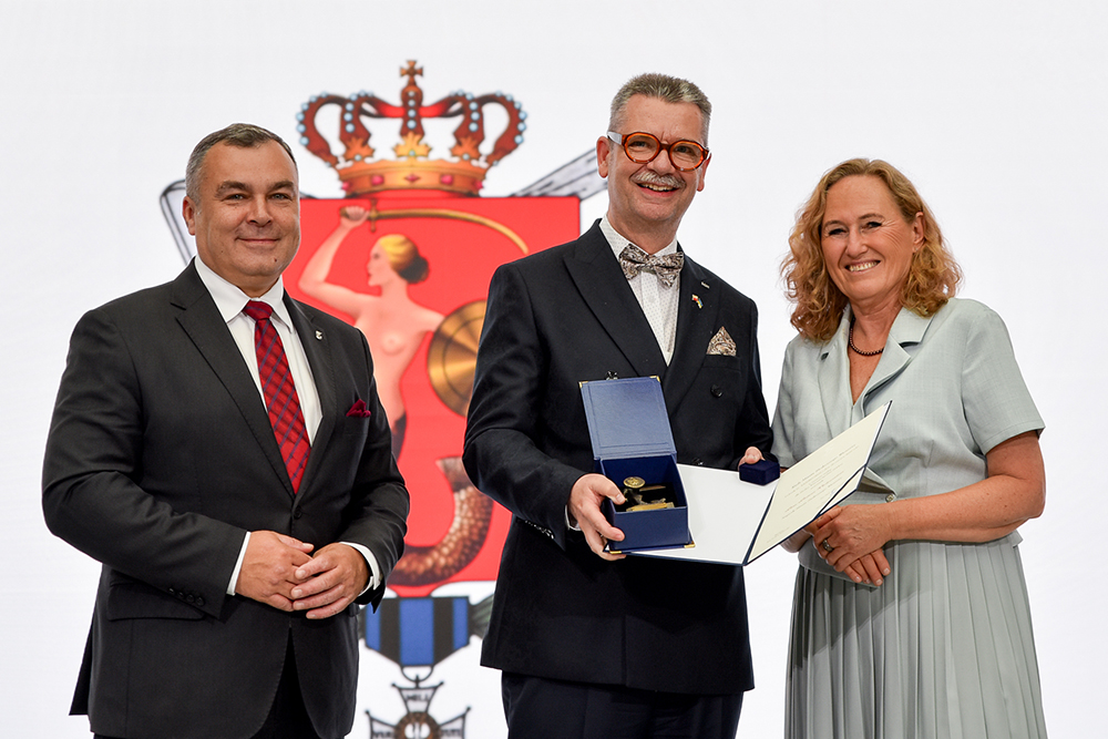 rektor w towarzystwie kobiety i mężczyzny 
