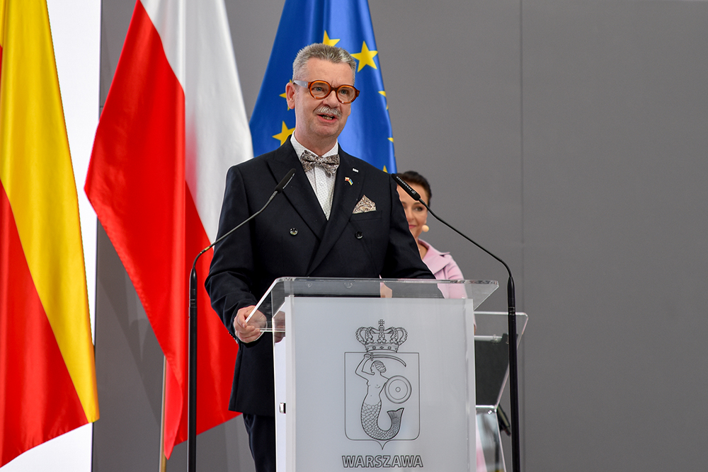 rektor przemawia do zgromadzonych 