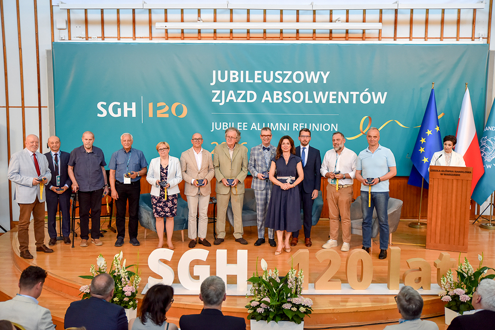 kobiety i mężczyźni stojący na scenie