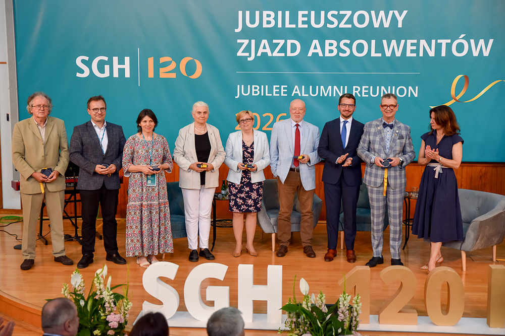 kobiety i mężczyźni stojący na scenie