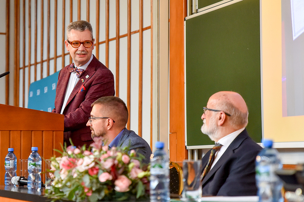 trzech mężczyzn za katedrą