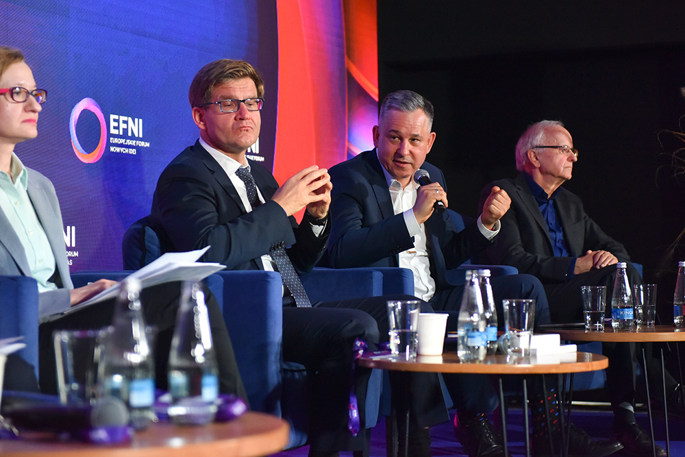 trzech mężczyzn i jedna kobieta prelegenci Panelu