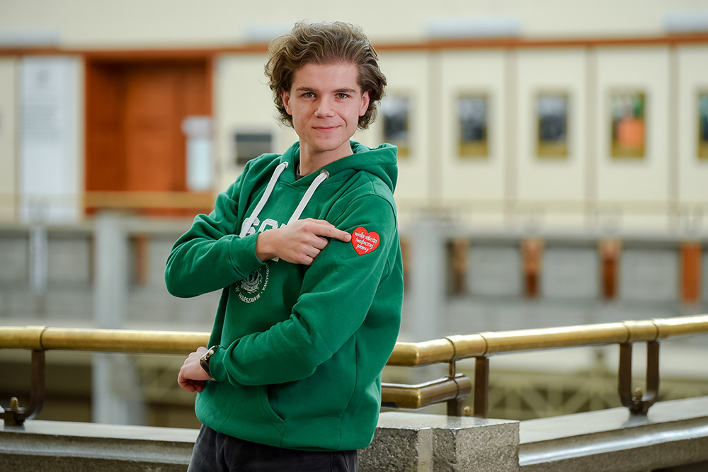 Mężczyzna w zielonej bluzie