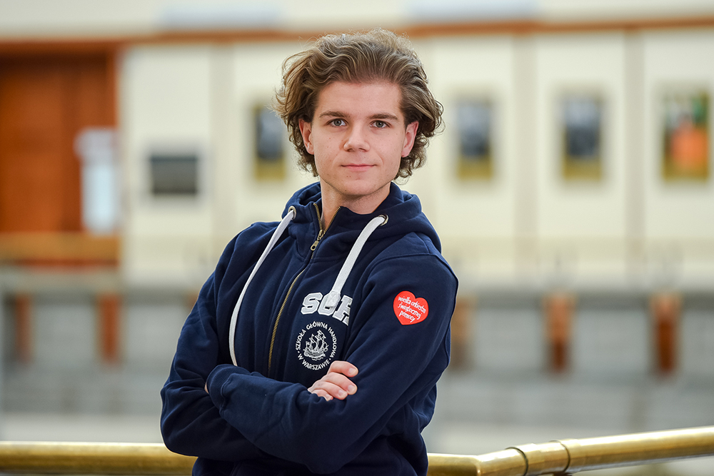 Mężczyzna w granatowej bluzie