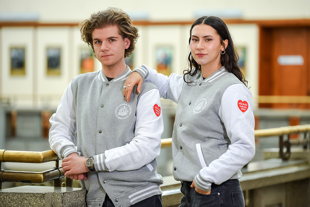 mężczyzna i kobieta w szarych bluzach