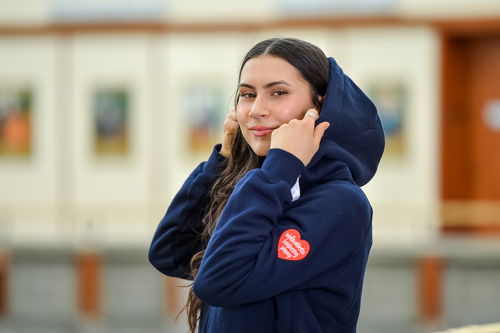 kobieta w granatowej bluzie