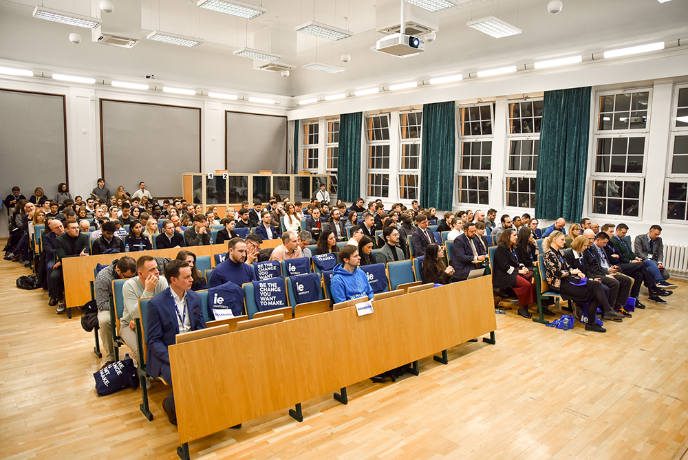 aula wypełniona ludźmi