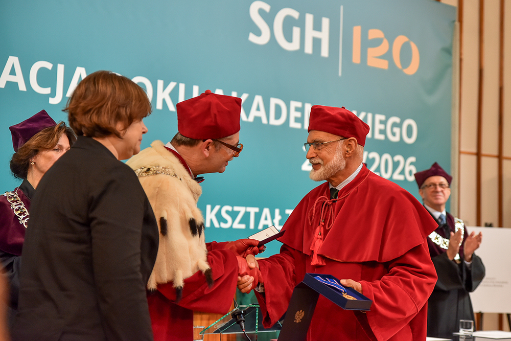 Rektor wręcza medal