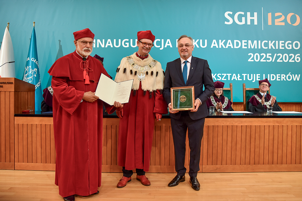 Trzech mężczyzn na scenie