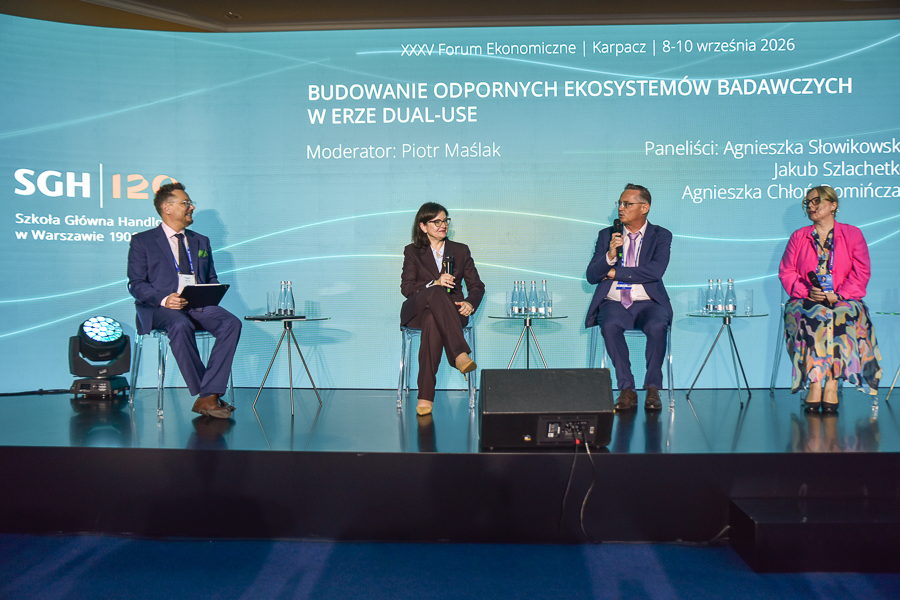 Na zdjęciu 4 osoby na panelu