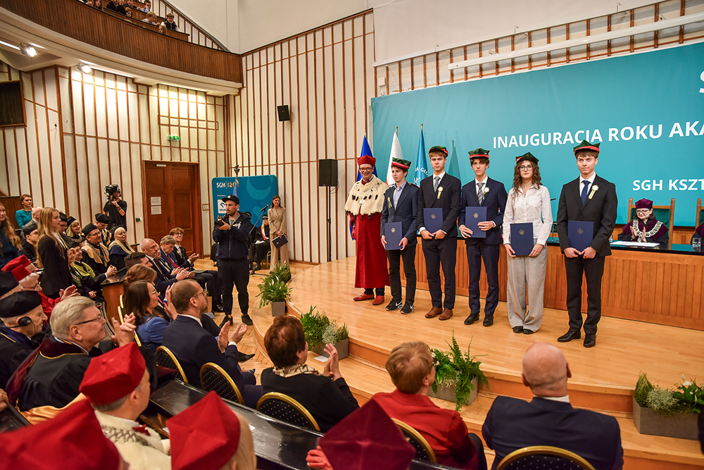 Grupa studentów stojąca z rektorem