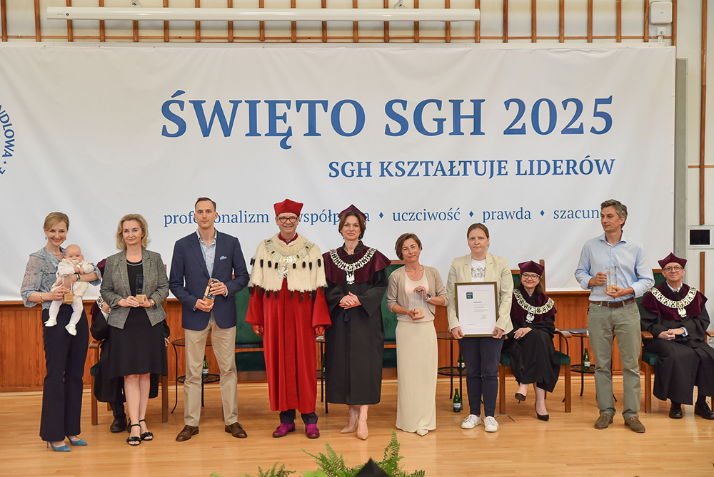 Na zdjęciu w auli głównej kobiety i mężczyźni wyróżnieni 