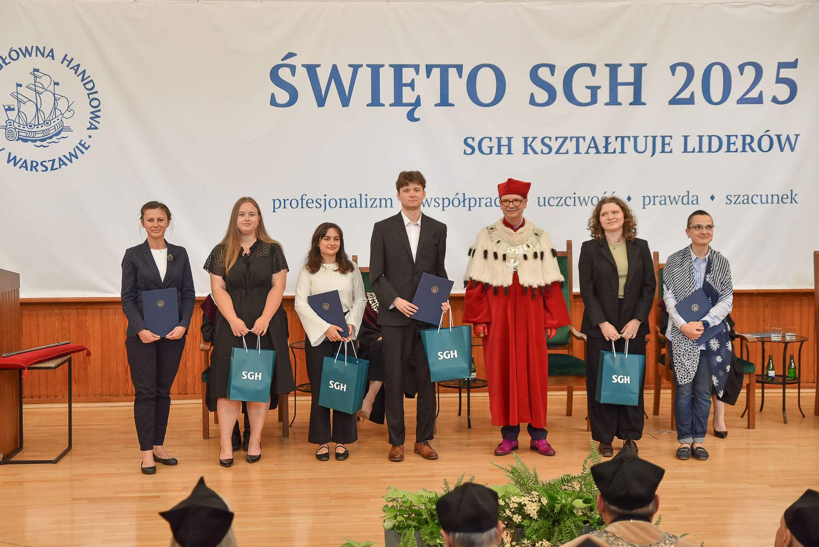 na zdjęciu kobiety i mężczyzna wyróżnieni w konkursie