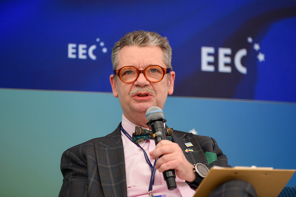 Piotr Wachowiak z mikrofonem 