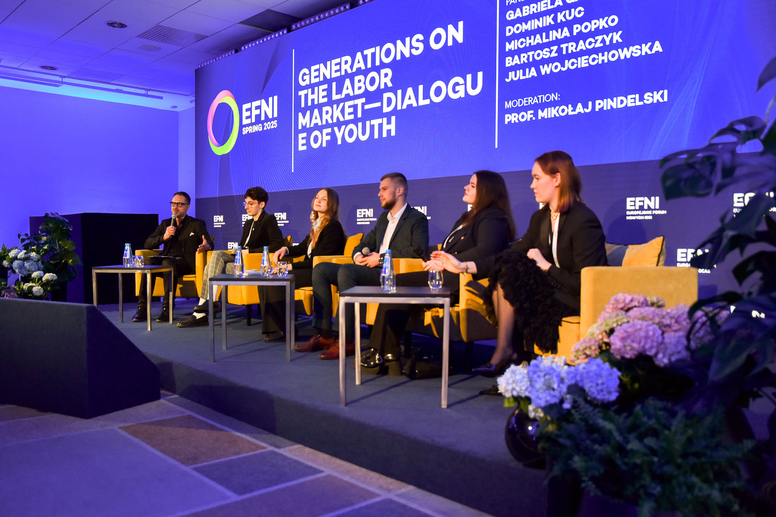 Na zdjęciu sześciu panelistów