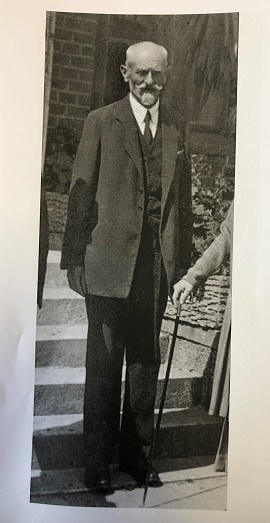 mężczyzna w garniturze; stare zdjęcie w sepii
