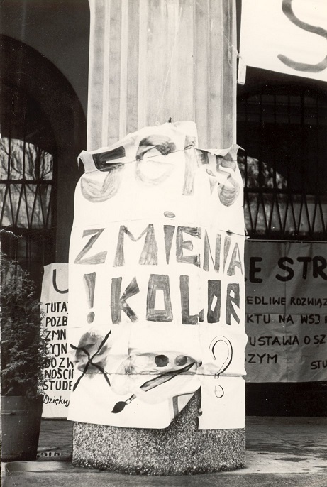 plakat strajkowy na kolumnie budynku