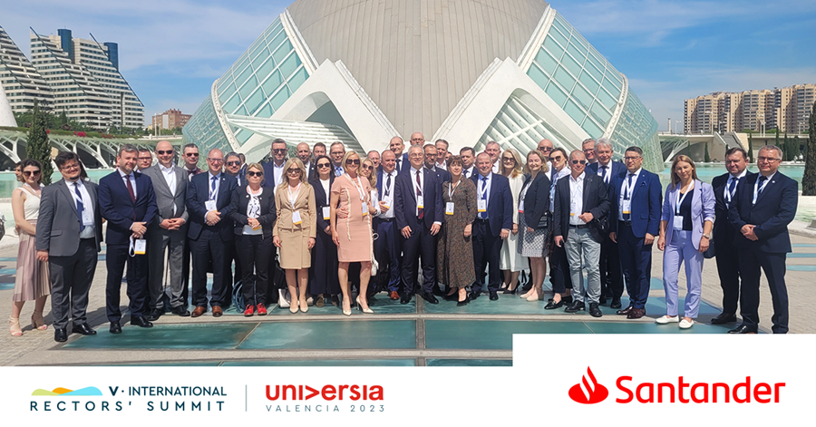 zdjęcie grupowe polskiej delegacji na spotkaniu rektorów w Walencji