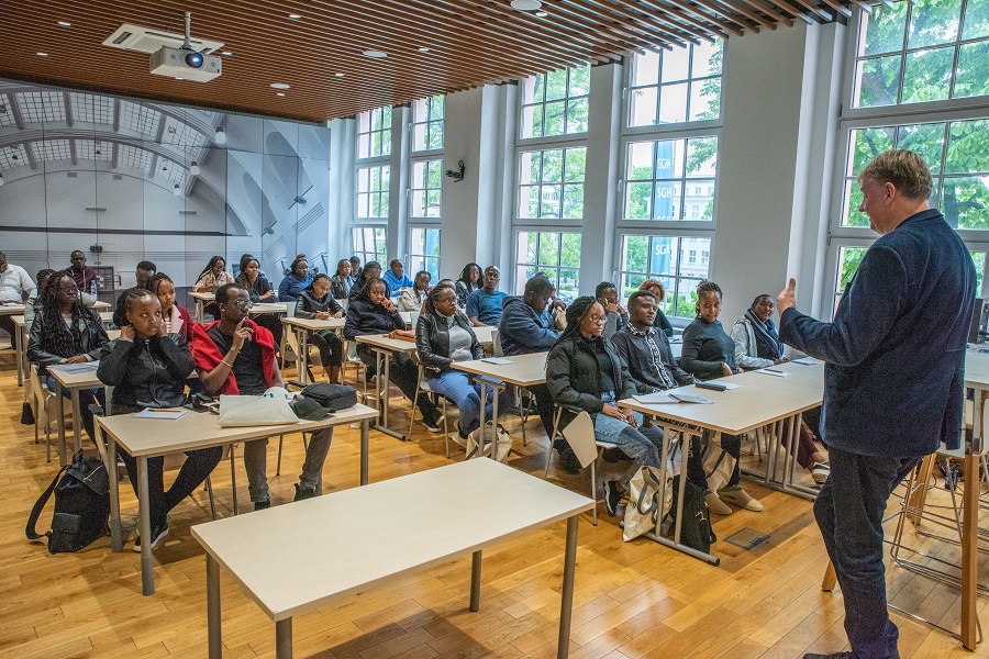 grupa studentów w sali wykładowej uczelni