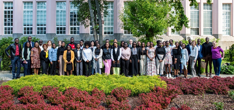 grupa studentów z Kenii w Ogrodach Rektorskich SGH
