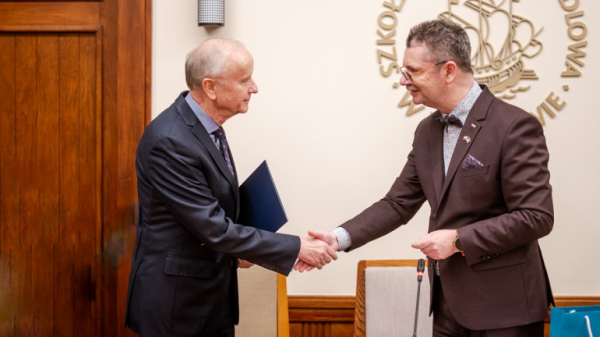 prof. Grzegorz Kołodko i rektor Piotr Wachowiak podają sobie ręce