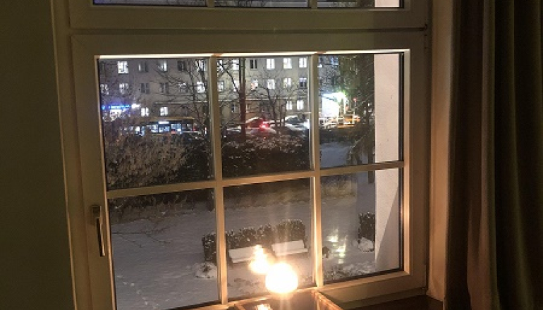 świeczka w oknie