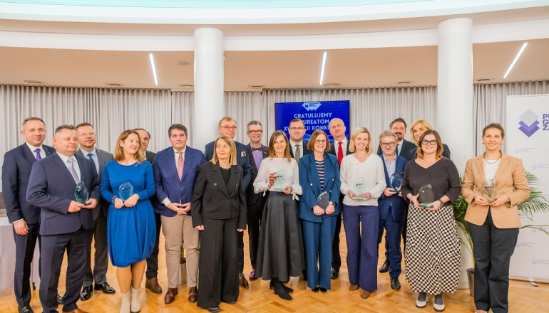 na zdjęciu laureaci i wręczający 