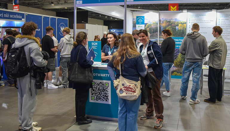 dużo ludzi przy stoisku targowym