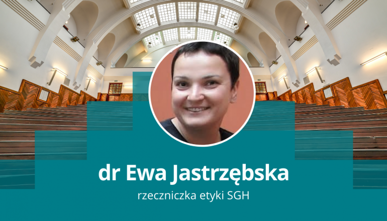 dr Ewa Jastrzębska na tle Auli A - kolorowa fotografia