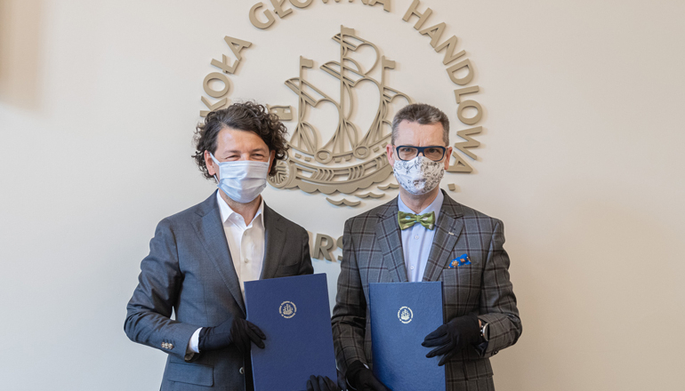 Sebastian Kulczyk i prfo. Piotr Wachowiak Rektor SGH podpisują porozumienie - kolorowa fotografia