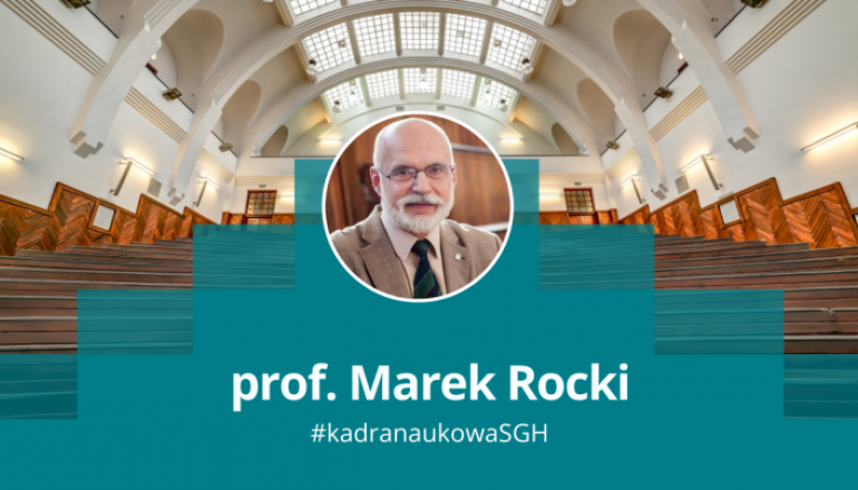 grafika przedstawiająca zdjęcie mężczyzny w okrągłęj ramce na tle wnętrza uczelnianej auli, pod spodem napis: prof. dr hab. Marek Rocki # kadranaukowa