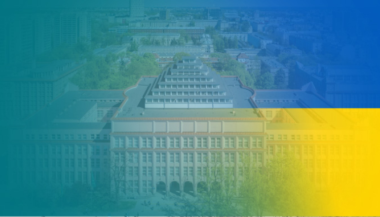 na zdjęciu, kolor zielony SGH, flaga Ukraińska oraz budynek SGH w tle