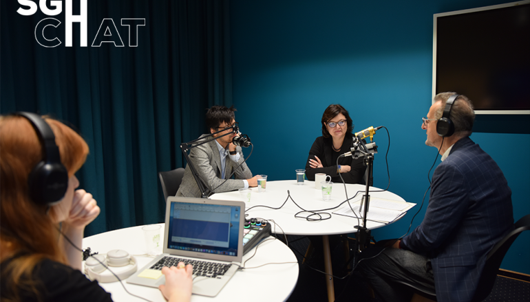 studio podcastów w którym cztery osoby nagrywają rozmowę