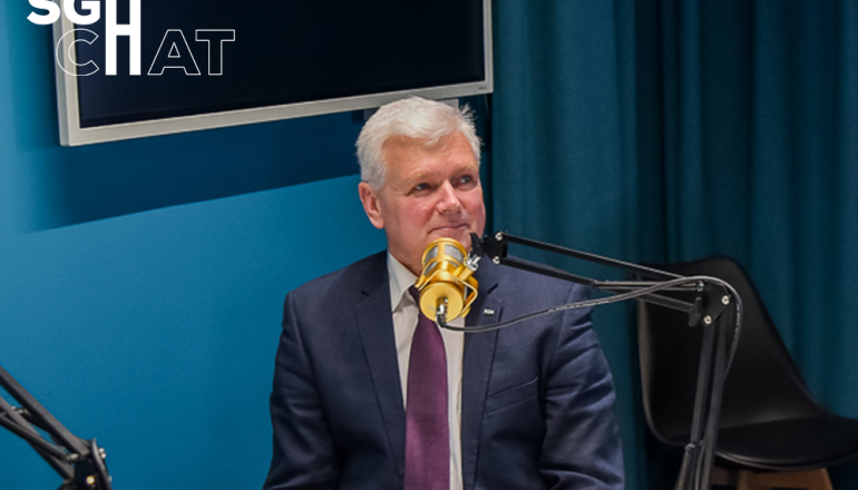 na zdjęciu dr hab. Jacek Sierak przy mikrofonie