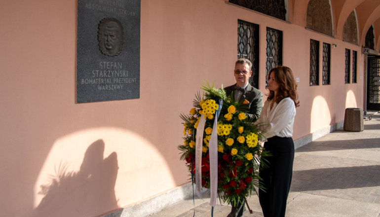 sładanie wieńca przezd tablicą Stefana Starzyńskiego