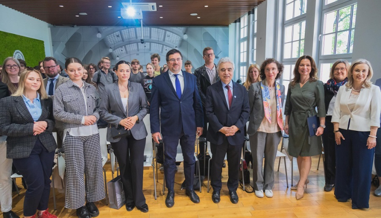 grupa osób pozuje do zdjęcia w sali wykładowej