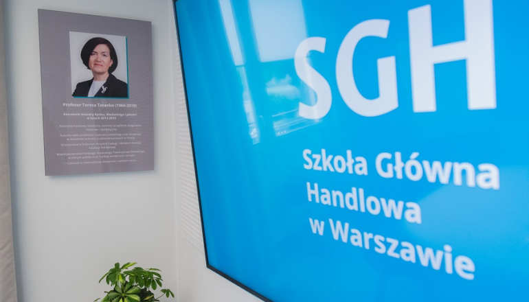 zdjęcie tablicy pamiątkowej