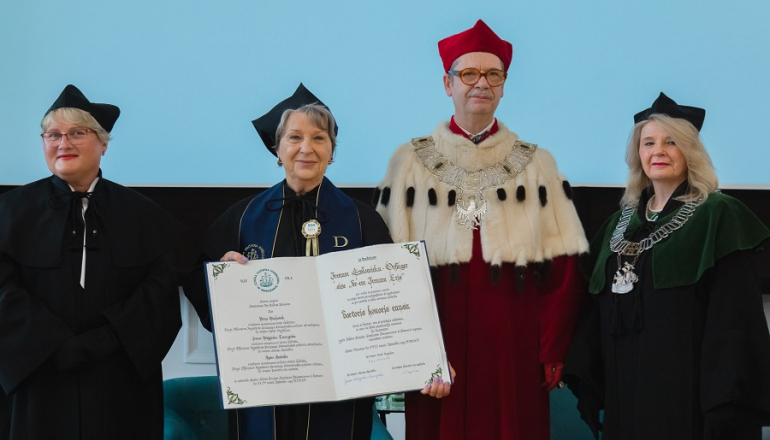 trzy kobiety i mężczyzna w togach