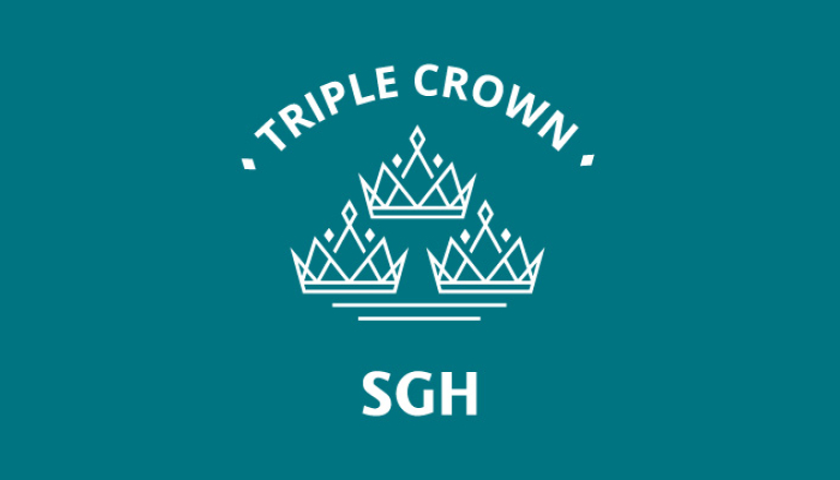 na turkusowym tle logo SGH, powyżej trzy korony, a nad tym napis "triple crown"