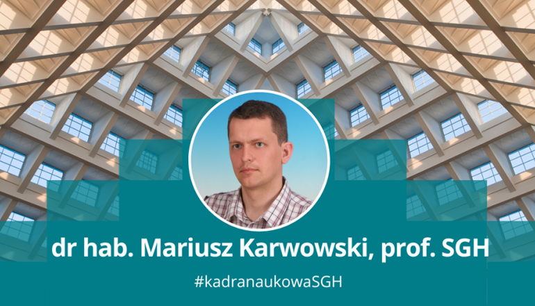 Mężczyzna na tle piramidy z auli Spadochronowej uczelni