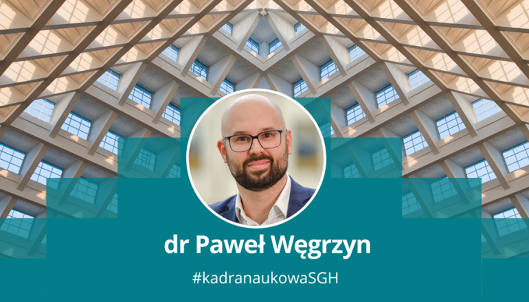 główka mężczyzny na tle piramidy auli spadochronowej