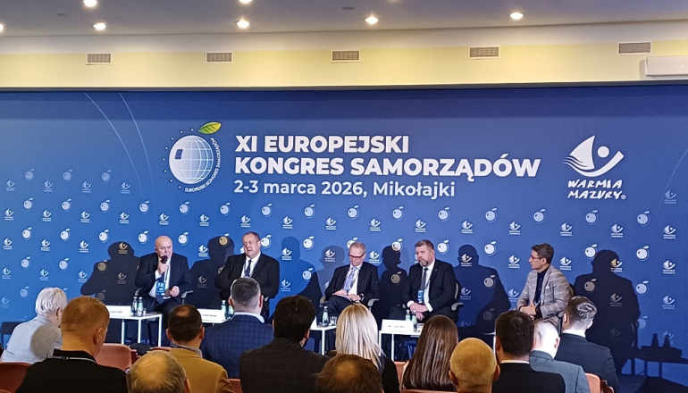 na zdjęciu paneliści na scenie