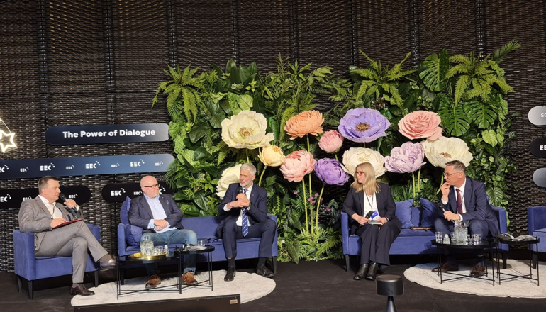 kilka osób dyskutuje na panelu