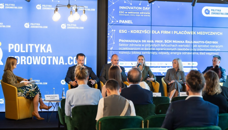 kilku ekspertów rozmawia podczas panelu 